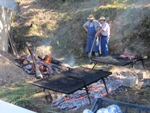 Cuisson de la viande à la braise avec l'aide du chef cuistot de Haraneko Borda, Antoine Chépy